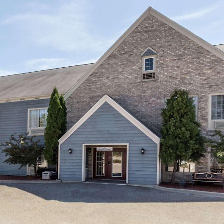 Baymont By Wyndham Mequon Milwaukee Area Hotel Екстериор снимка