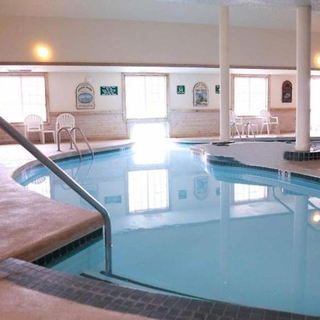 Baymont By Wyndham Mequon Milwaukee Area Hotel Екстериор снимка