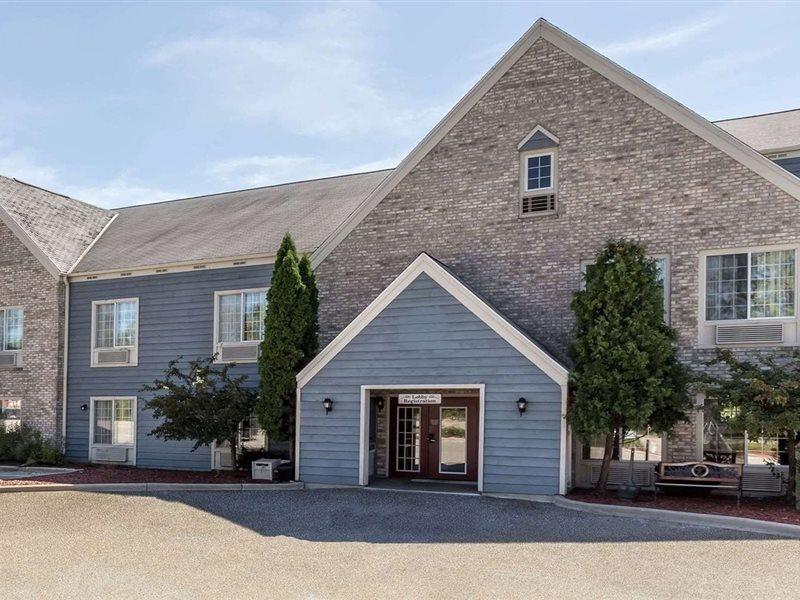 Baymont By Wyndham Mequon Milwaukee Area Hotel Екстериор снимка