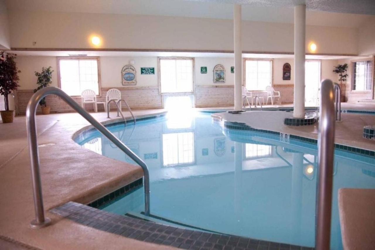 Baymont By Wyndham Mequon Milwaukee Area Hotel Екстериор снимка