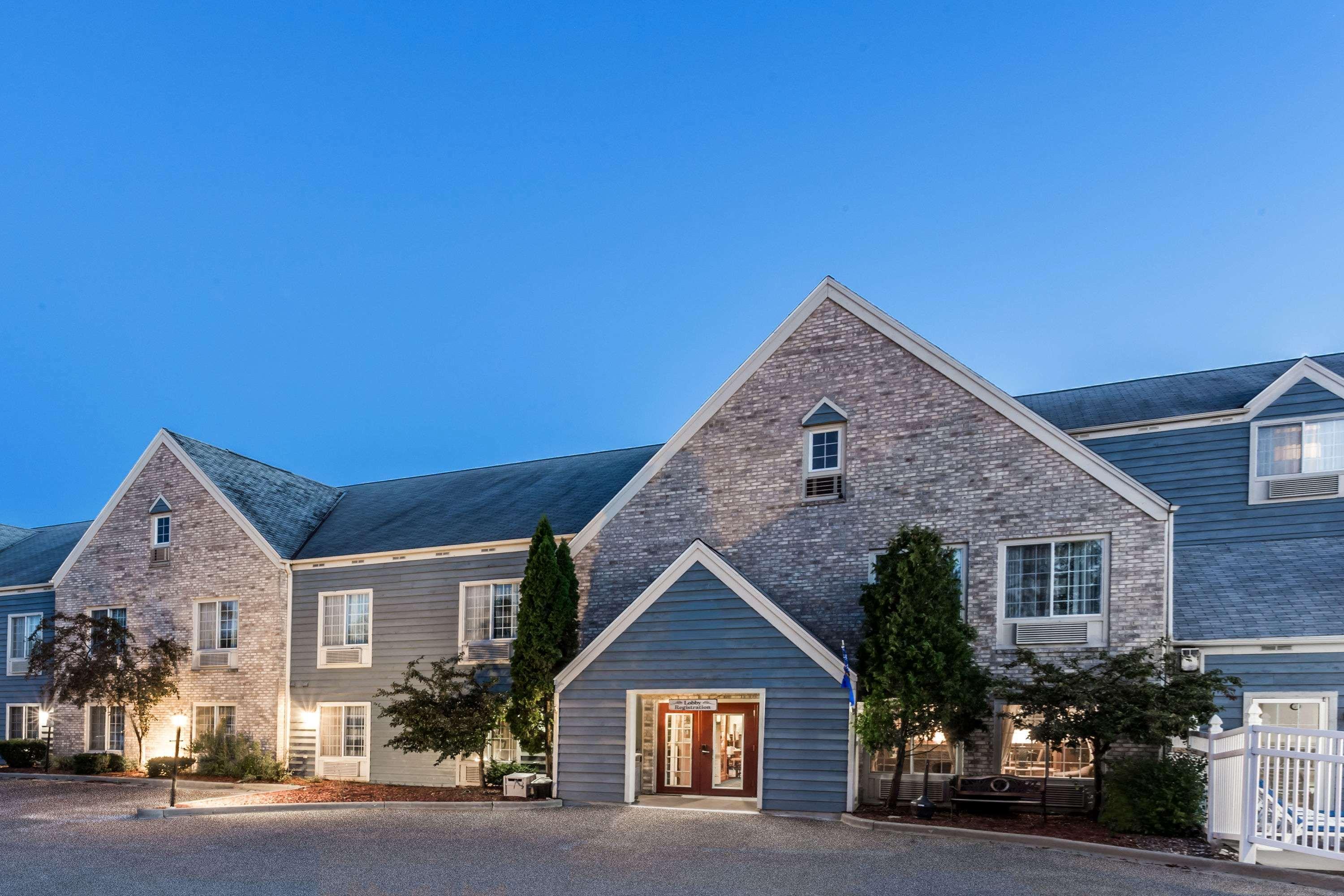 Baymont By Wyndham Mequon Milwaukee Area Hotel Екстериор снимка