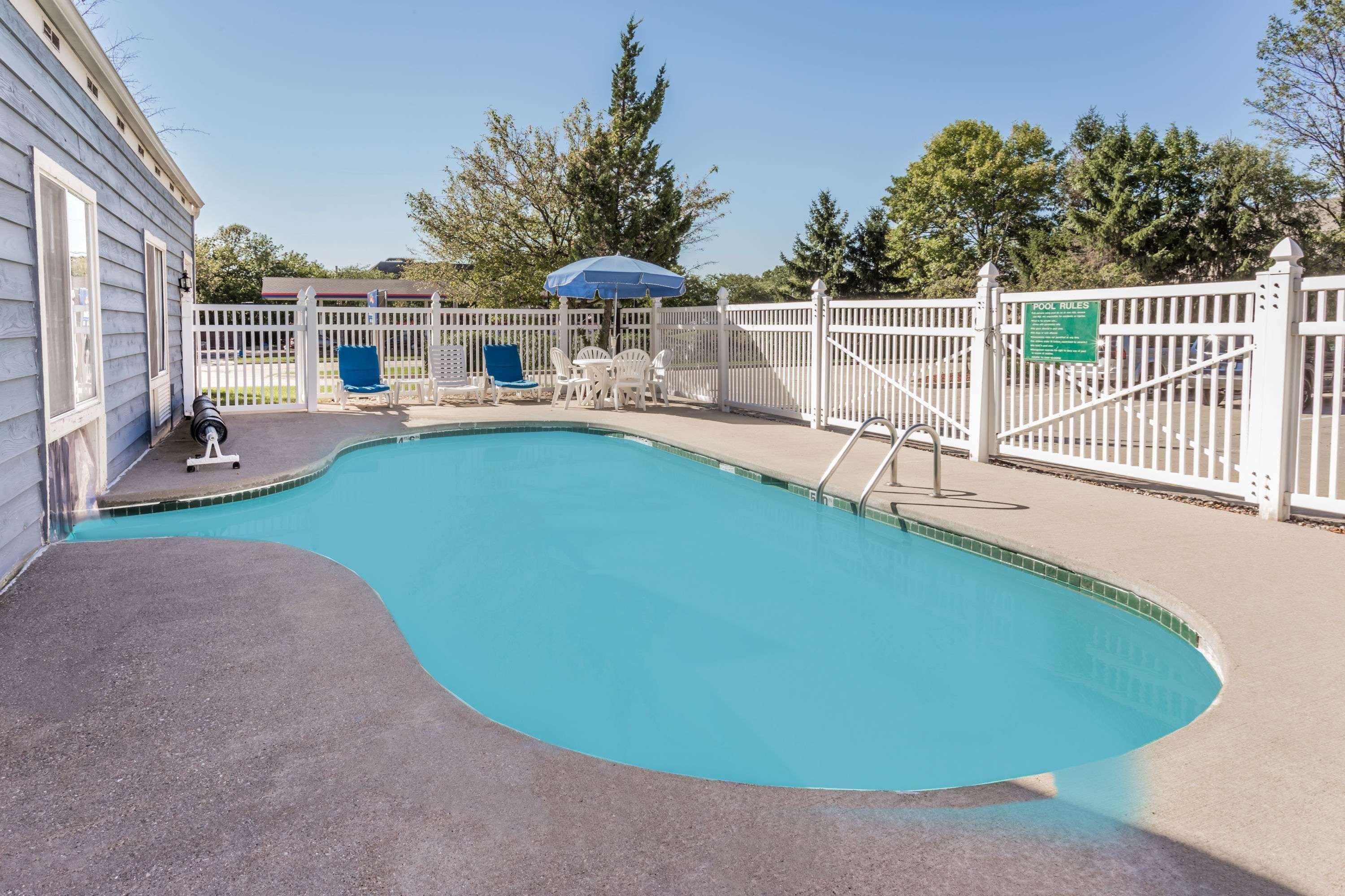 Baymont By Wyndham Mequon Milwaukee Area Hotel Екстериор снимка